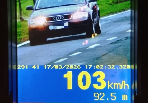Nadmierna prędkość wciąż groźna. Policja przypomina o rozsądku za kierownicą