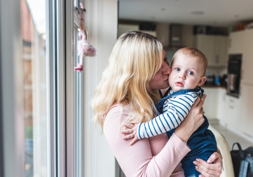 Mieszkają z dziadkami, a matka chce oddać dziecko do żłobka. 