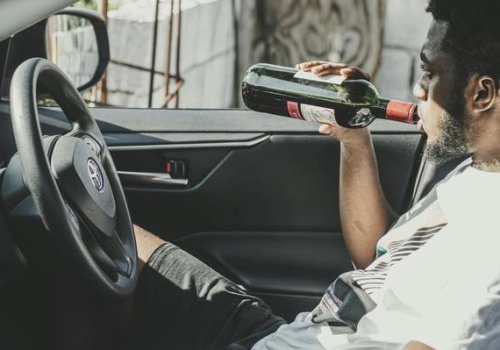 Jazda pod wpływem alkoholu: gdzie grozi więzienie, a gdzie tylko mandat?