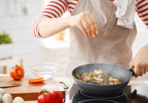 Nowa era w kuchni. Polacy planują posiłki i czytają etykiety