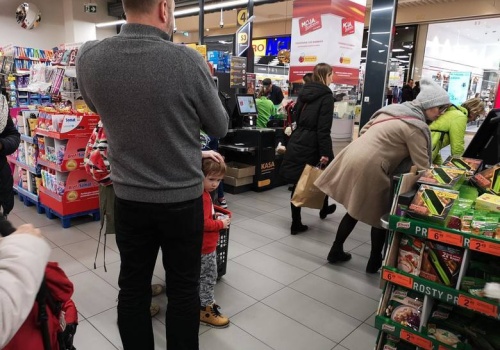 Drogie paliwa, drogie jedzenie, drogie święta. Polacy boją się, że wojna na Bliskim Wschodzie wywinduje ceny przed świętami