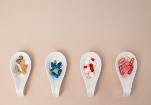 Trzy popularne suplementy, które mogą być bezużyteczne lub szkodliwe. Naukowcy ostrzegają: multiwitaminy, kolagen i detoksy wątroby to często strata pieniędzy.