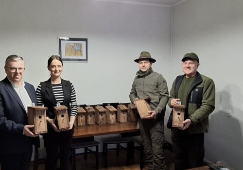 UG Słupca – Myśliwi przekazali budki lęgowe dla ptaków