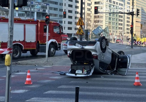 Dachowanie po zderzeniu na Rondzie ONZ. Jedna osoba w szpitalu