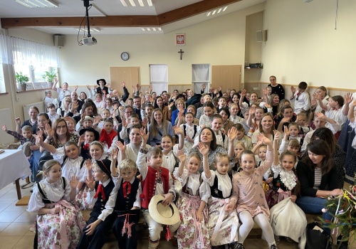 Młodzi recytatorzy pielęgnują gwarę Śląska Cieszyńskiego. XVIII konkurs „Tu sóm moji korzynie” w Pierśćcu za nami