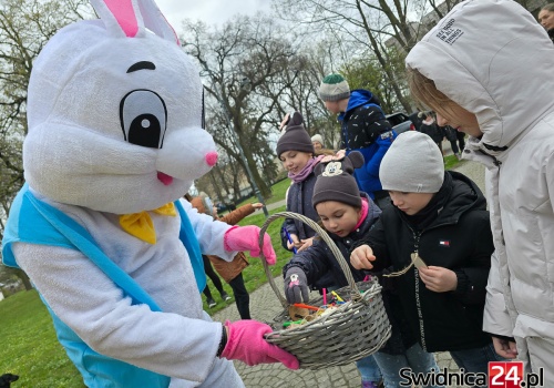 Wielkanocny zając z kolorową ekipą wyruszy na ulice Strzegomia