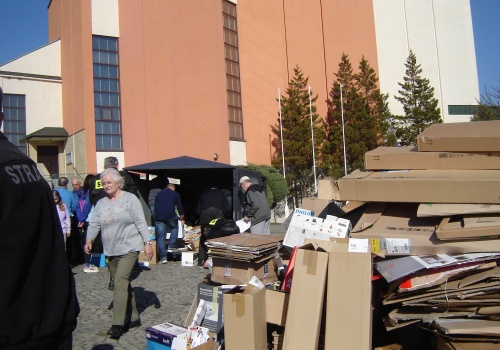 Bochnia. Duże zainteresowanie akcją 'Makulatura na misje’