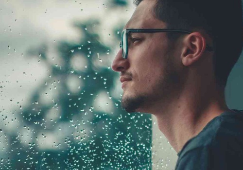 Utrata pracy zabiera nie tylko dochód. Zmienia człowieka od środka