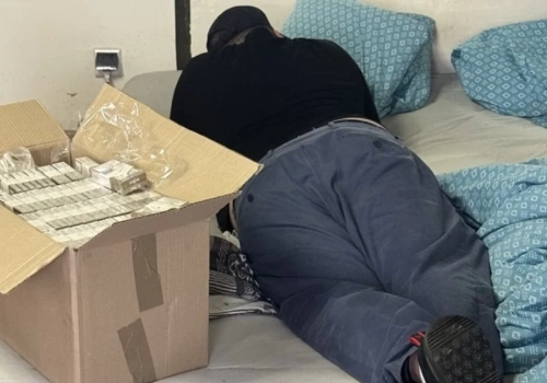 Nielegalne papierosy i narkotyki w jednym z mieszkań w Legnicy (FILM)