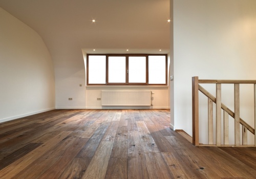 Drugie życie parkietu: Dlaczego renowacja opłaca się bardziej niż wymiana?