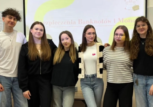 Uczniowie z Siedlec uczą dzieci finansów. „Lekcje z Panem Pieniążkiem” w Ekonomiku