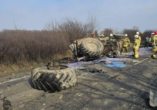 Zderzenie busa z ciągnikiem. Ursus rozpadł się na części