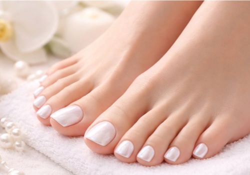 Ten pedicure wygląda luksusowo i pasuje do wszystkiego. To największy trend wiosny 2026