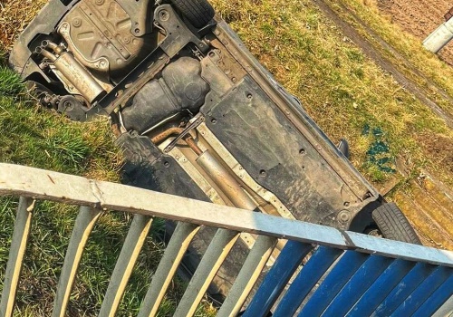 Wjechała do rowu przy moście (ZDJĘCIA)