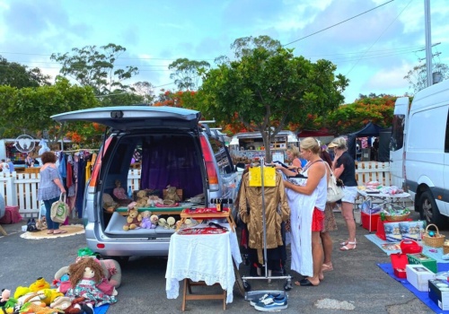 Starówka szuka życia. Rusza wyprzedaż prosto z samochodów