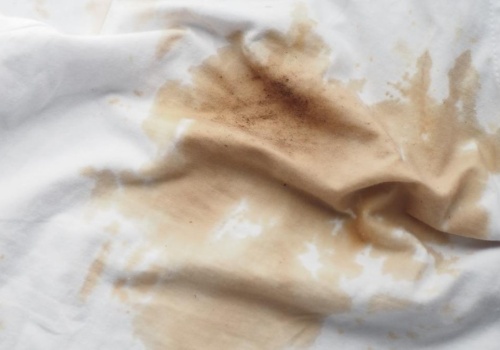 Zapomnij o drogich odplamiaczach, wystarczy jeden produkt z kuchni. Plamy znikają natychmiast