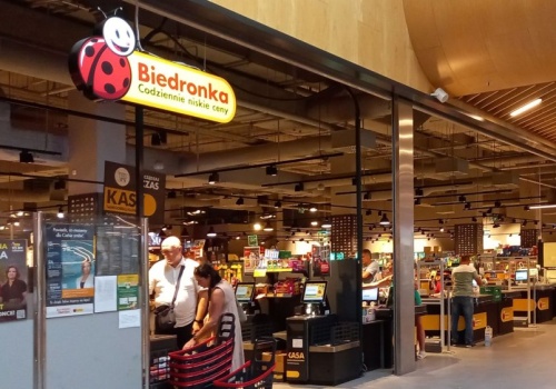 Biedronka da pracownikom po 4 tys. zł nagrody. Deszcz pieniędzy w sklepach mimo burzy na świecie
