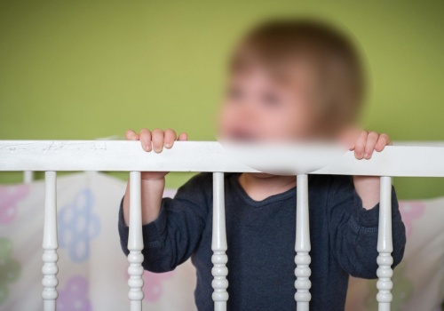 Powierzyła półtorarocznego synka opiekunce. Doszło do gwałtu. Zwyrodnialców było więcej. Ofiar też