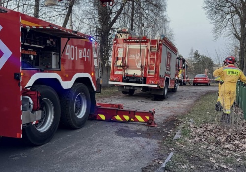 Przepust zapadł się pod wozem strażackim. Wezwano SGRT
