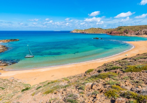 Gdzie na wakacje 2026? Nowe bezpośrednie loty z Warszawy na rajską wyspę Hiszpanii