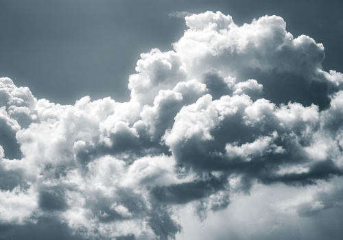 Pustynny pył po cichu zmienia chmury nad północną półkulą