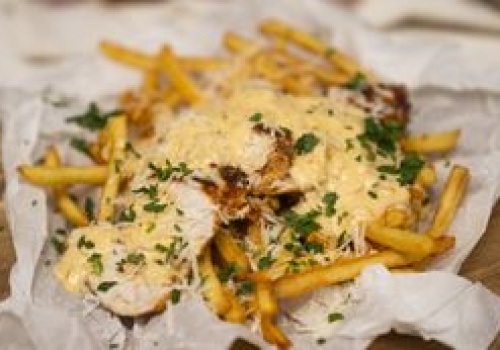 Kurczak z frytkami z sosem w stylu Alfredo. Nasz przepis dnia stanie się hitem w twoim domu