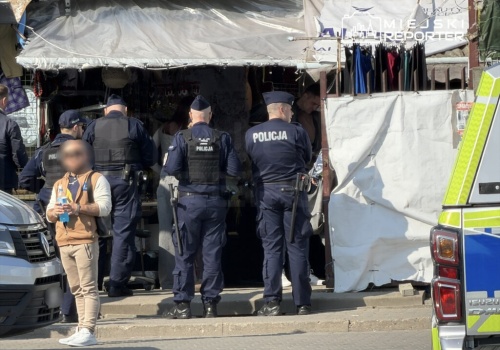 Duża akcja służb we Włochach. Zamknięte targowisko, są zatrzymani