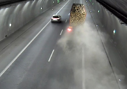 Ciężarówka zniszczyła nawierzchnię w tunelu na zakopiance