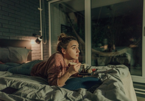 Kardiolog: 7 rzeczy, których nigdy nie robię po 19:00 – po 20 latach leczenia zawałów wiem, co niszczy serce