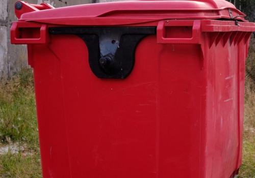 Mieszkańcy postawili czerwone pojemniki na śmieci. To sposób na 