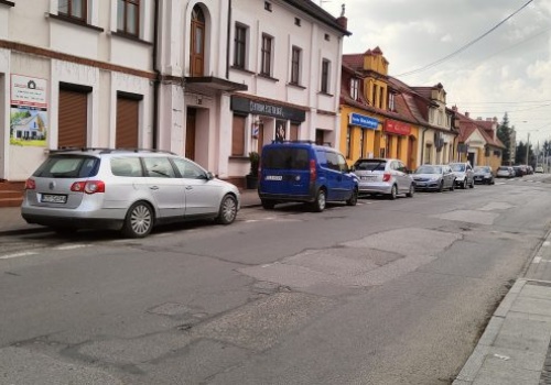 Problem z miejscami parkingowymi w Rzgowie. „Parkowanie w centrum to jest makabra”
