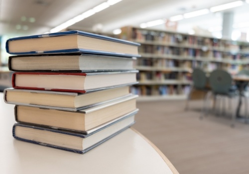 Jakie książki warto przeczytać przed maturą? Lektury nie tylko z kanonu