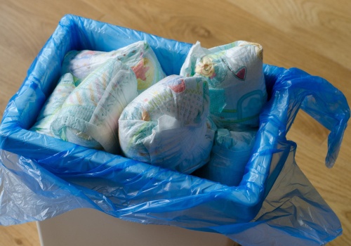 Jedno dziecko produkuje nawet tonę śmieci. Gdzie wyrzucić pieluchy? Sortownie biją na alarm