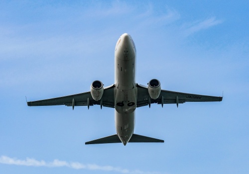 Szef IATA ostrzega pasażerów. Wojna na Bliskim Wschodzie uderzy w portfele