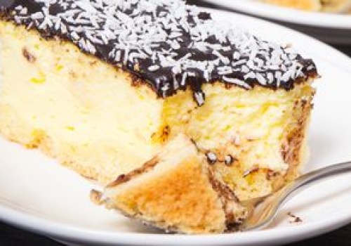 Układam w tortownicy i zalewam masą serową. Przepis dostałam od kuzynki i od razu stał się hitem każdych świąt