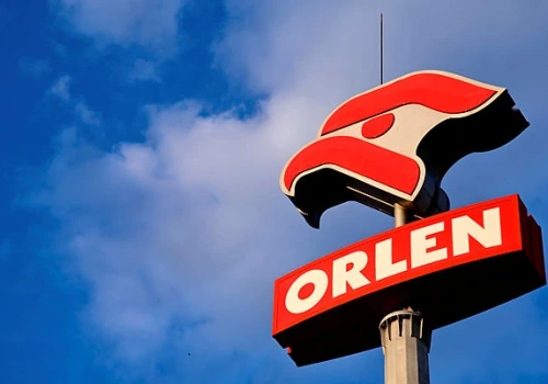 Tusk chwali się Orlenem. Morawiecki odpowiada: „Mistrz w przypisywaniu sobie cudzych zasług”