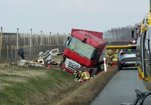 Poważny wypadek ciężarówki na DK50. Kierowca i pasażer wypadli przez przednią szybę. W akcji śmigłowiec LPR