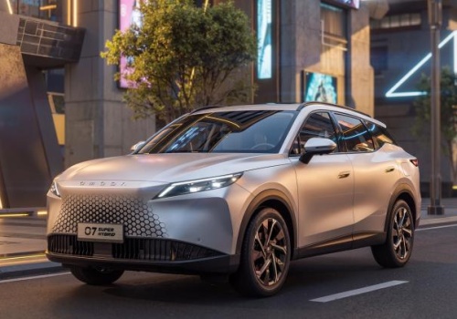 Omoda 7 Super Hybrid debiutuje w Polsce i chce namieszać w segmencie D-SUV. Znamy polskie ceny