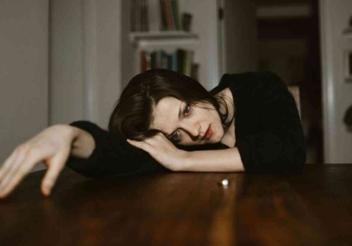 Samotność w głośnym świecie. Przywiązanie do „byłego” gaśnie latami