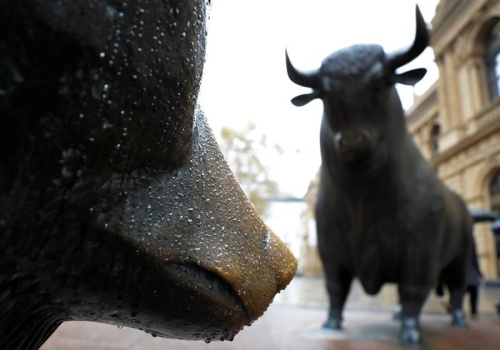 Spadki na światowych giełdach. Odwrót WIG20, rajd węglowych spółek i efekt Biedronki