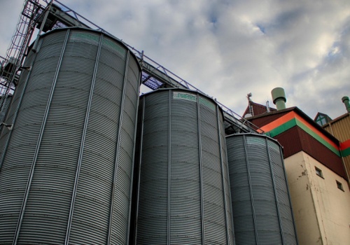 Ponad 2 tysiące ton pszenicy wpadło do rzeki. Słona grzywna dla właścicieli zawalonego silosa