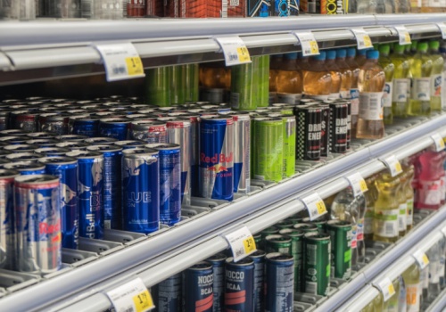 Nowy napój od znanego kierowcy rajdowego. Trafił już do sklepów