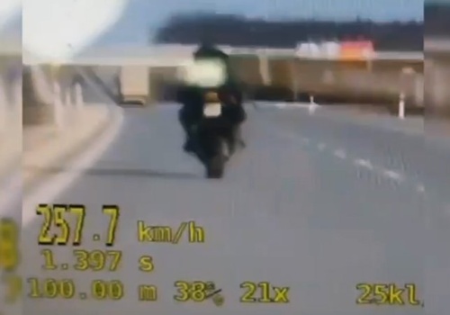 Ponad 250 km/h na autostradzie. Motocyklista bez uprawnień zatrzymany