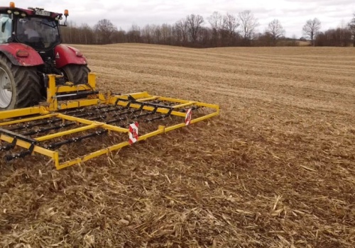 2 litry paliwa na hektar i wiele korzyści. Brona palcowa w akcji  na polu po kukurydzy