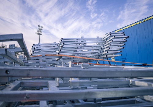 Zielona Trybuna powstanie wcześniej niż planowano. Na Drodze Dębińskiej już rozpoczął się jej montaż.