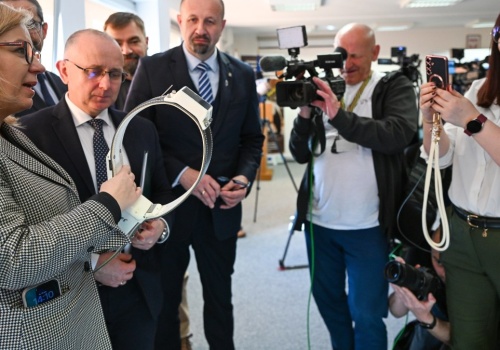 Ministra pokazała gigantyczną obrożę z GPS-em. O co chodzi?