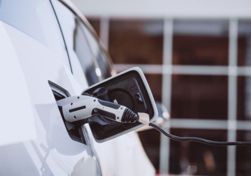 Raport: zakup auta elektrycznego planuje 4 proc. badanych Polaków