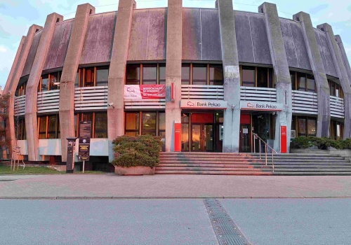 Bank przy ulicy Kapelanka w Krakowie na sprzedaż. Chętnych nie ma, więc cena spada