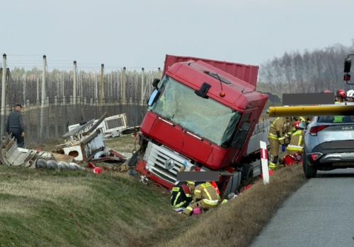 Dramatyczny wypadek koło Grójca. Kierowca i pasażer wypadli przez szybę