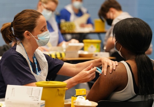 Epidemia groźnej choroby w Anglii. Gwałtowny wzrost zachorowań